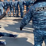 В Ереване полиция начала жесткие задержания