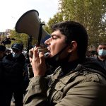 В Ереване оппозиционеры окружили здание полиции