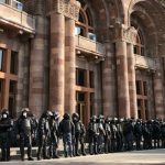 Противники Пашиняна собрались у здания парламента