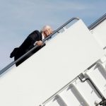 Трамп прокомментировал инцидент с Байденом на трапе самолета