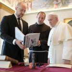 Украинский премьер подарил Папе Римскому миниатюру мемориала Голодомора