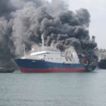 В Баку горит судно