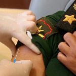 Публичную вакцинацию Шойгу в Кремле оценили положительно