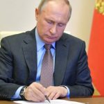 Путин подписал закон о праве президента претендовать еще на два срока