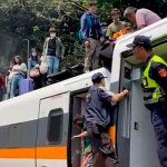 На Тайване поезд сошел с рельсов при следовании через тоннель