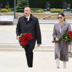 Ильхам Алиев и Мехрибан Алиева возложили цветы к могиле Ази Асланова