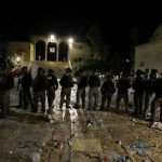 Полиция Израиля штурмует мечеть Аль-Акса