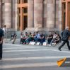 Выход там, где вход: совет проводящим сидячую забастовку у здания правительства в Ереване