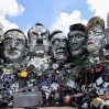 В Великобритании появилась скульптура лидеров G7 из электронного мусора