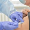 Норвегия начнет вакцинировать от коронавируса подростков