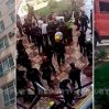 В Баку во время пожара спасая жильцов, отравились полицейские и военнослужащий