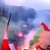 Тысячи фанатов сборной Италии жгут пиротехнику в фан-зоне в Риме