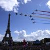 Пилоты совершили облет Эйфелевой башни в честь передачи Парижу флага Олимпиады