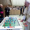 Папа Римский сыграл в настольный футбол в Ватикане