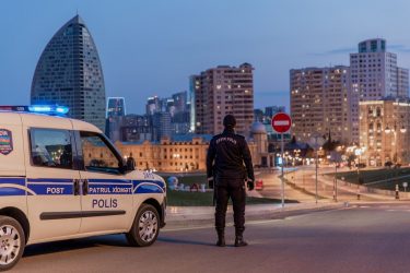 sotrudniki MVD Azerbaycana shtafuyut narushiteley karantina