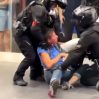 Во Франции полицейский избил дубинкой женщину, которая вошла в метро без маски