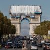 В Париже "упаковали" Триумфальную арку