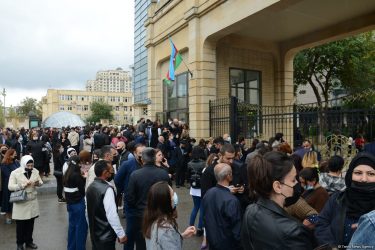 tolpa studentov pered BGU