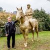 В Германии установили конную статую Меркель