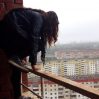 В Баку 14-летняя девушка выбросилась с 9-го этажа