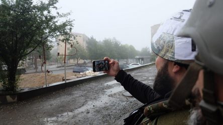 jurnalist s telefonom v Karabaxe