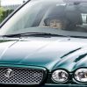 Елизавету II вновь заметили за рулем Jaguar