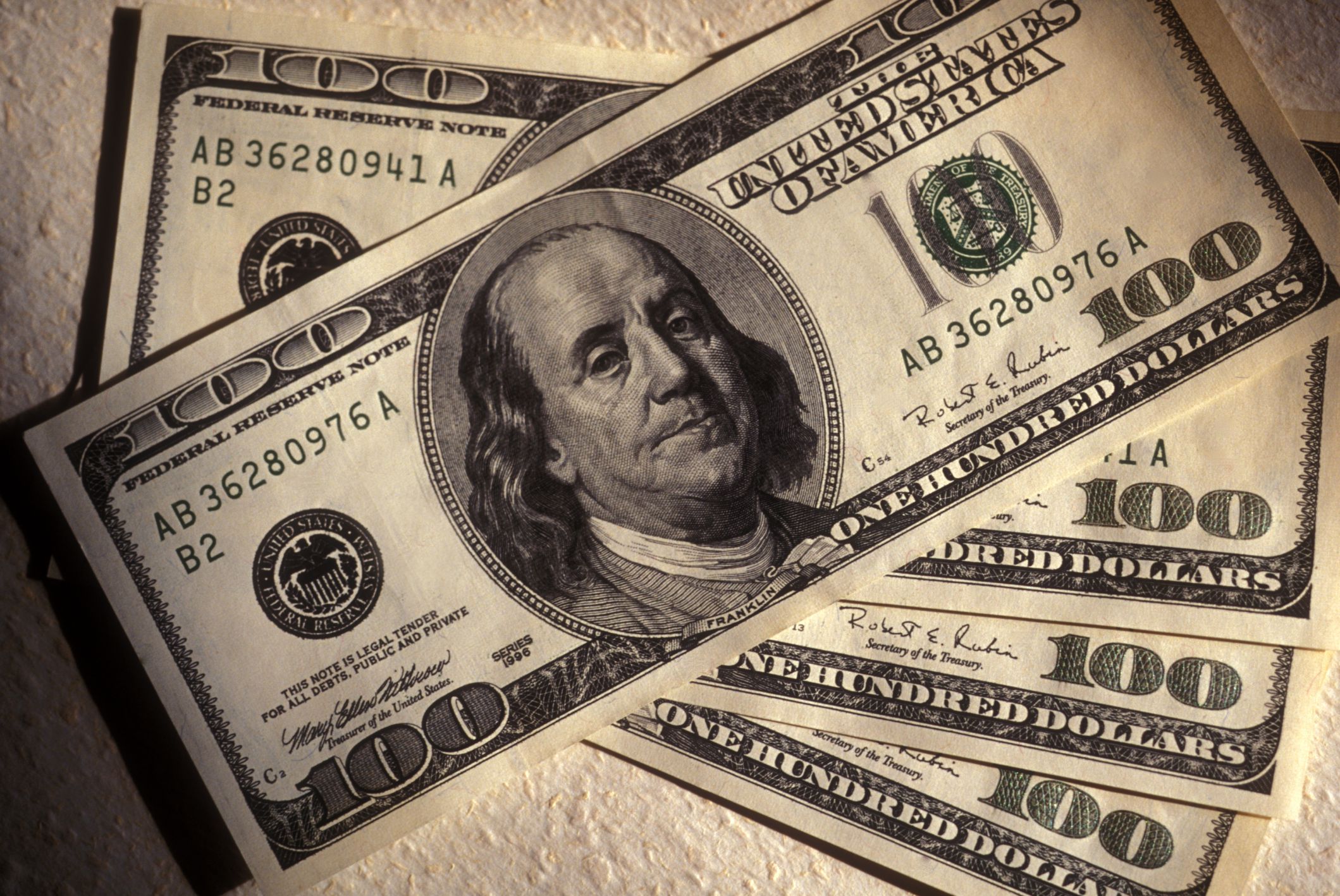 Dollars on top on god. Бенджамин Франклин на 100 долларах. Бенджамин Франклин фото на 100 долларах. 100 Долларовая купюра с Бенджамином Франклином. Франклин на 100 долларовой купюре.