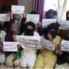 Афганские девушки облачились в мужскую одежду и провели акцию протеста - Видео