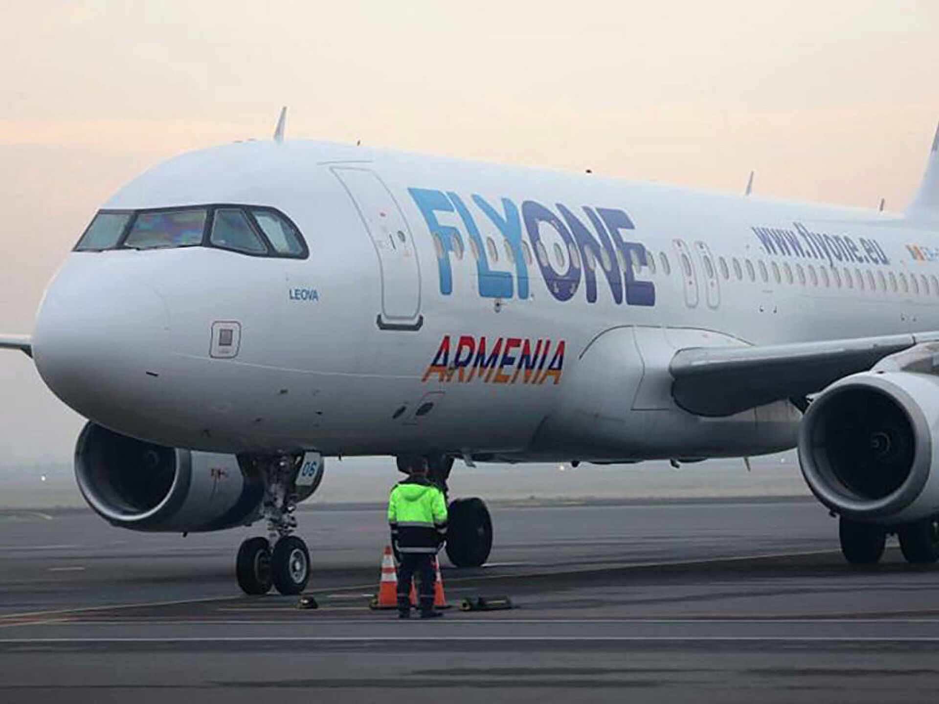 Рейсы в ереван. Flyone Armenia a319. Флай Армения авиакомпания. Flyone Armenia самолеты. Fly one Airlines Armenia.