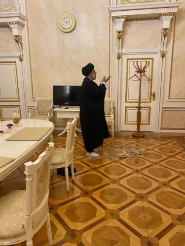 Президент Ирана совершил намаз в Кремле — Фoто
