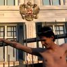 Политэмигрант "распял" себя на заборе посольства России в Гааге