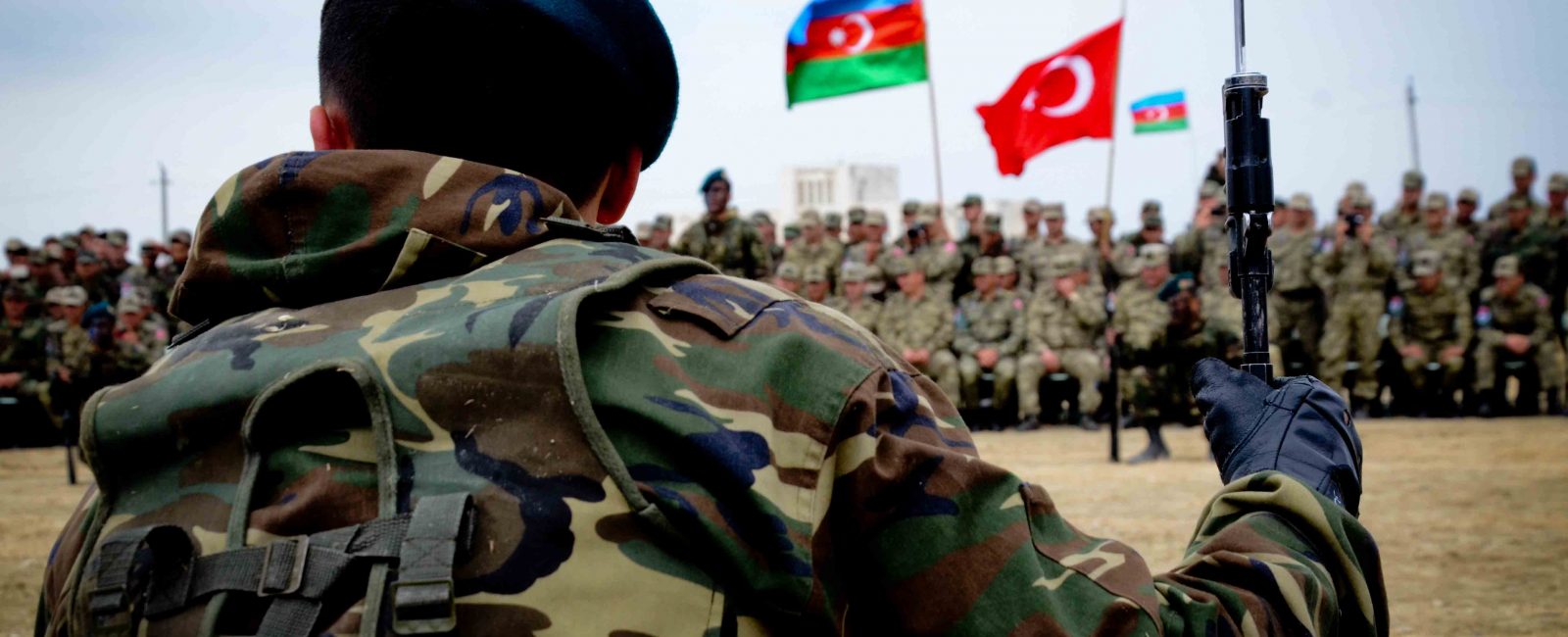soldat na fone flaqov Azerbaijana i Turcii