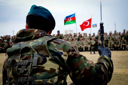 soldat na fone flaqov Azerbaijana i Turcii