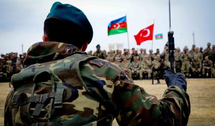 soldat na fone flaqov Azerbaijana i Turcii