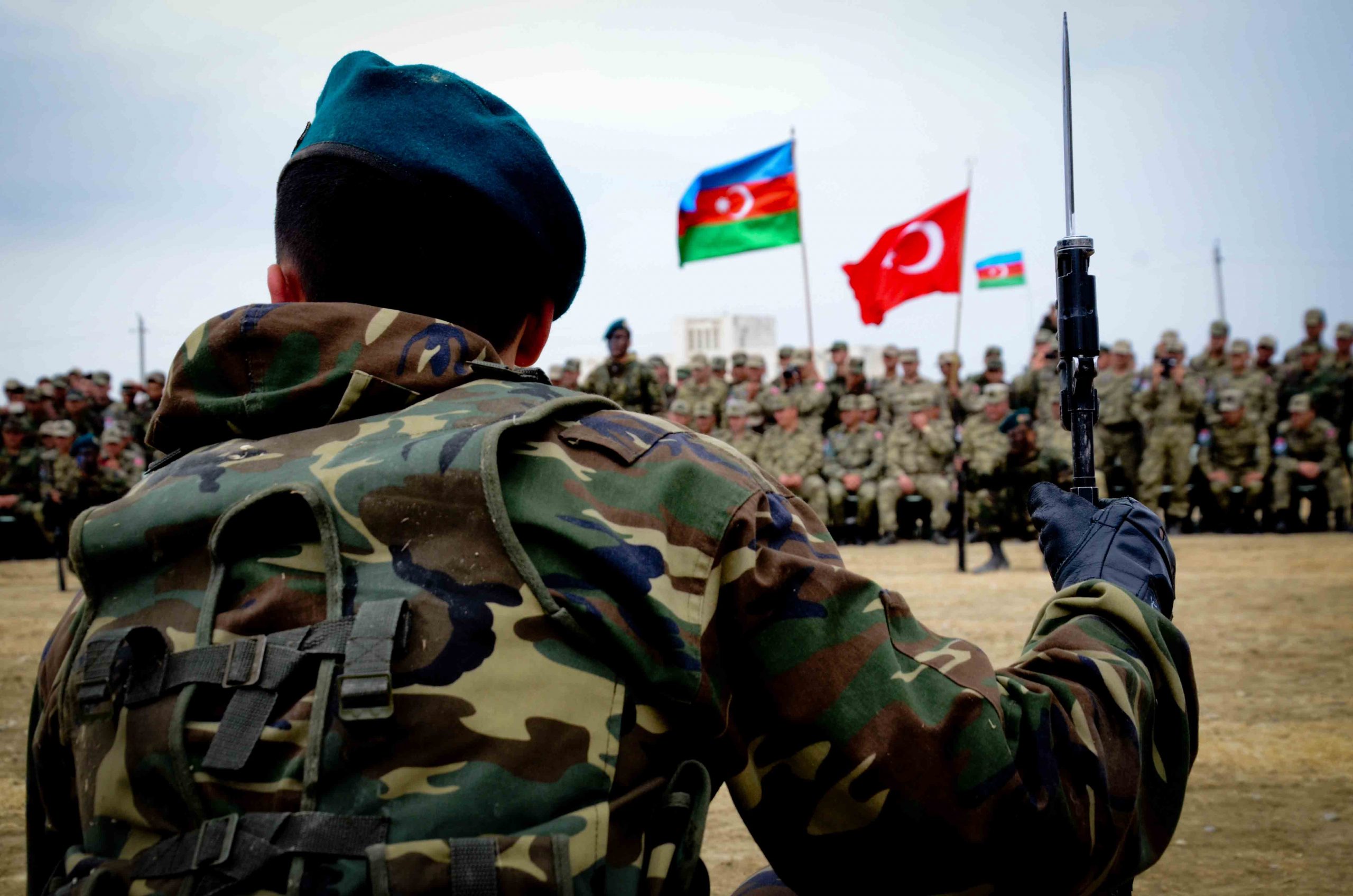 soldat-na-fone-flaqov-Azerbaijana-i-Turc