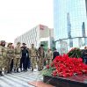 Баку утопает в красных гвоздиках - ФОТО