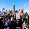 В канадском Виннипеге внедорожник въехал в толпу протестующих против анти-коронавирусных мер