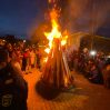 Праздничный костер, яллы и огненное шоу:  как бакинцы встретили Новруз в Ичеришехер – ФОТО