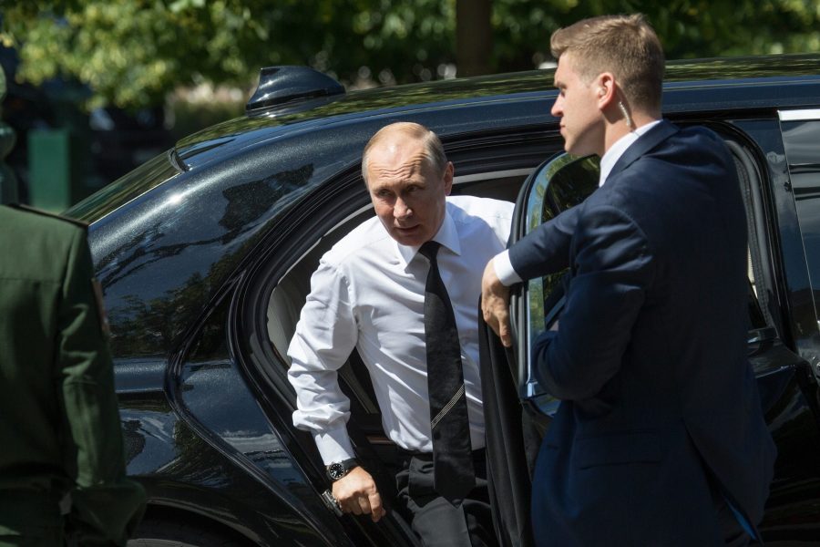 Putin-vyhodit-iz-mashiny