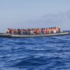 Испанские спасатели перехватили лодку с почти сотней нелегалов из Африки
