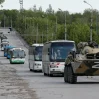 Семь автобусов с защитниками Мариуполя выехали из "Азовстали" - Reuters