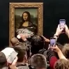 В Лувре картину «Мона Лиза» измазали тортом