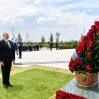 Ильхам Алиев посетил Монумент независимости в Ташкенте