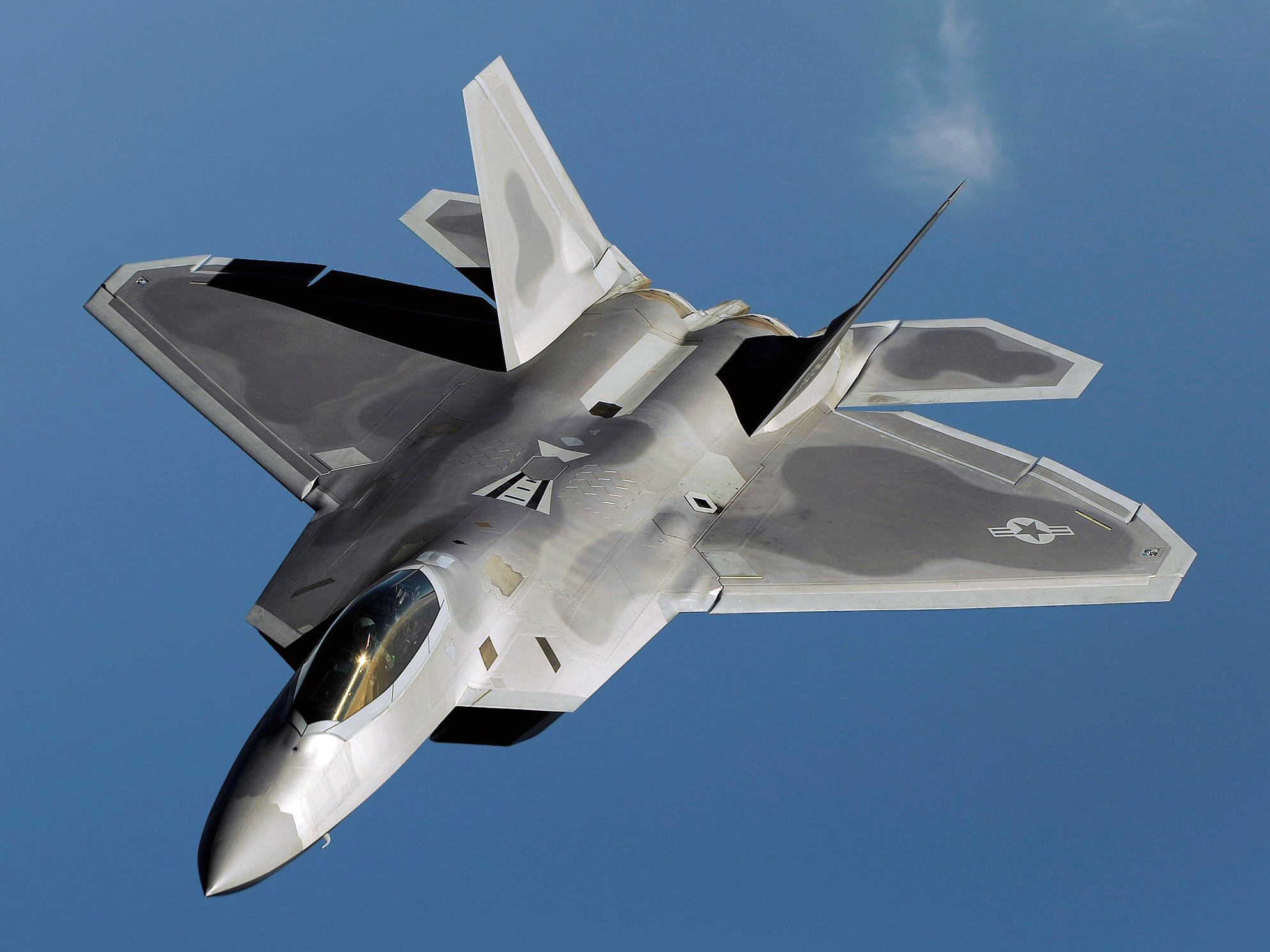 Истребители сша. F-22 Раптор. Истребитель пятого поколения США F-22. Lockheed/Boeing f-22 Raptor. Монумент с американским истребителем f-22 Raptor Китая..