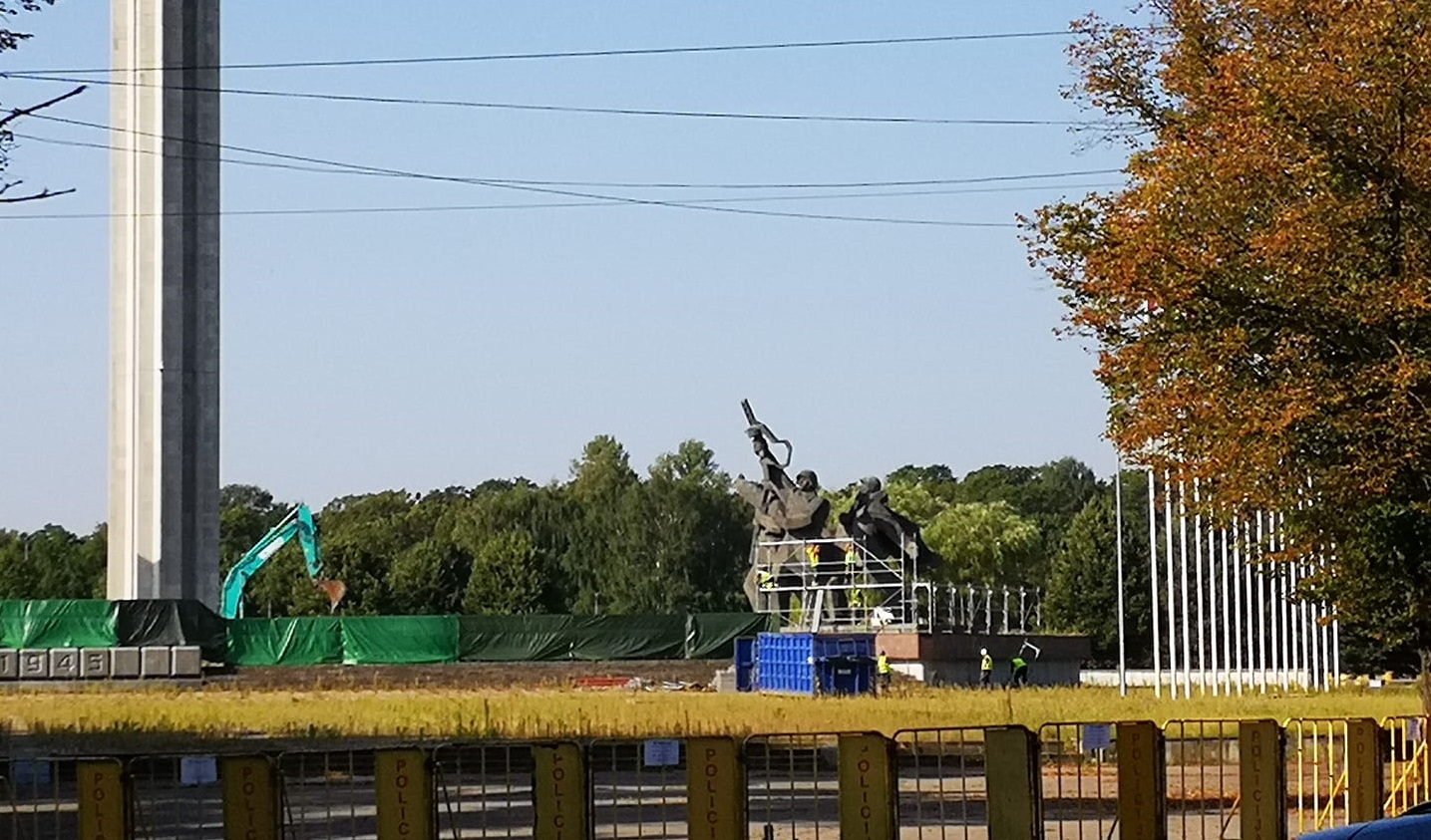 В Риге начался демонтаж памятника советским воинам - Зеркало.az