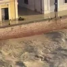 Италию накрыло мощное наводнение: люди спасаются на крышах и деревьях - ВИДЕО