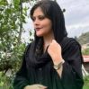 В Иране протесты: женщины сжигают головные уборы и стригут волосы