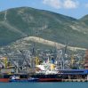 Россия установила баржи для защиты кораблей в порту Новороссийск
