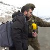 Российские миротворцы не пропускают азербайджанских журналистов в Ходжалы - Видео