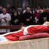 Прощаться с умершим Папой Римским Бенедиктом за первые сутки пришли 65 тысяч человек